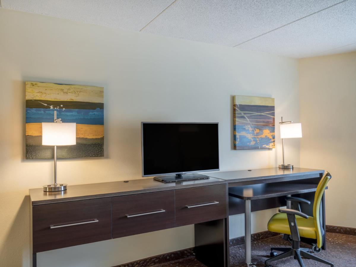 Holiday Inn Greensboro Coliseum By Ihg Bagian luar foto