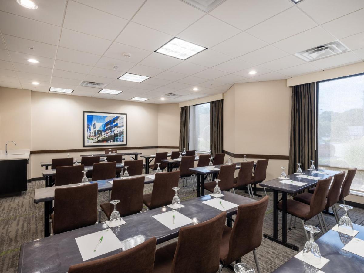 Holiday Inn Greensboro Coliseum By Ihg Bagian luar foto