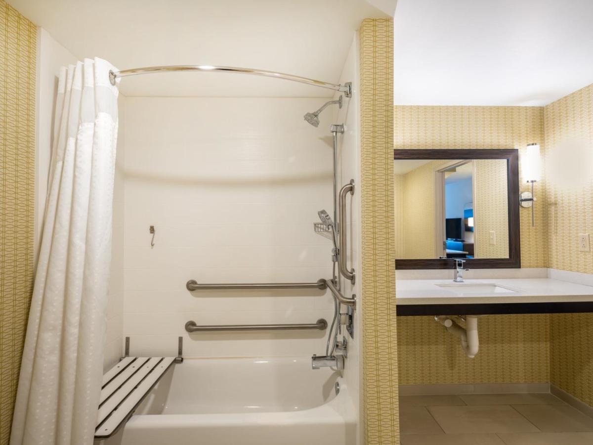 Holiday Inn Greensboro Coliseum By Ihg Bagian luar foto